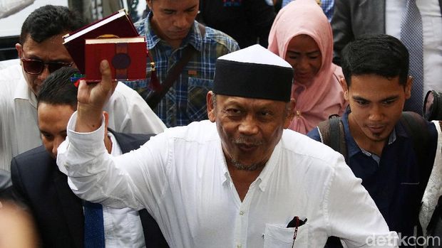 Eggi Sudjana saat memenuhi panggilan pemeriksaan polisi, Senin (13/5)