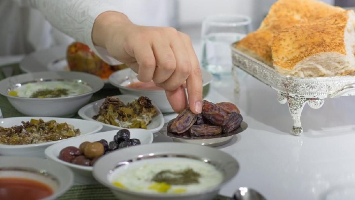 Ilustrasi Buka Puasa ramadan food and praying woman