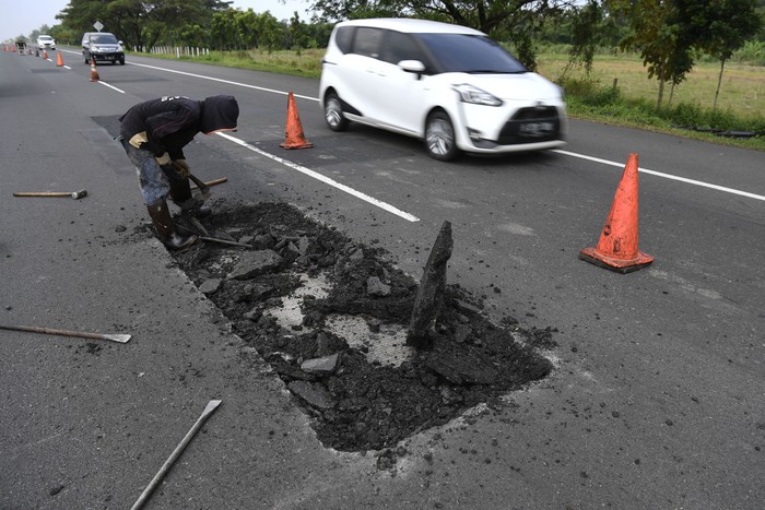 Pekerja menyelesaikan perbaikan jalan di Tol Brebes-Pejagan, Jawa Tengah, Minggu (12/5/19). Perbaikan dan pemeliharaan sejumlah ruas tol dilakukan jelang mudik Lebaran 2019. ANTARA FOTO/Puspa Perwitasari/ama.