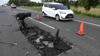 Pekerja menyelesaikan pengerjaan perbaikan Tol Brebes-Pejagan, Jawa Tengah, Senin (13/5/2019).