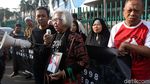 Peringati 21 Tahun Tragedi Mei 1998 Keluarga Korban Tabur Bunga