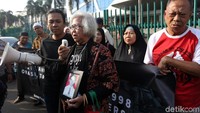 Selain menggelar aksi tabur bunga, keluarga korban juga melakukan orasi untuk memperingati 21 tahun Tragedi Mei 1998.