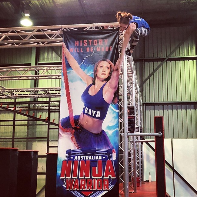 Untuk bisa berpose seperti Olivia tentu butuh kemampuan khusus. Ia menjelaskan jika kemampuan tersebut tercipta berkat 20 tahun latihan gimnastik yang membangun fondasi, kekuatan, fleksibilitas, dan kesadaran ruang udara. Foto: Instagram @oliviavivian