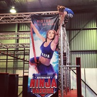 Untuk bisa berpose seperti Olivia tentu butuh kemampuan khusus. Ia menjelaskan jika kemampuan tersebut tercipta berkat 20 tahun latihan gimnastik yang membangun fondasi, kekuatan, fleksibilitas, dan kesadaran ruang udara. Foto: Instagram @oliviavivian