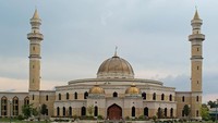 Masjid Dearborn yang terletak di Kota Detroit, AS, disebut sebagai masjid tertua kedua di Amerika. Masjid ini dibangun pada tahun 1937 dan menjadi rumah bagi warga Arab-Amerika yang terbesar di negara itu. Di tahun 2000 masjid ini direnovasi dan diperluas sehingga Masjid Dearborn pun juga dikenal masjid terbesar di Amerika Serikat. Dok. Wikipedia/Dane Hillard.