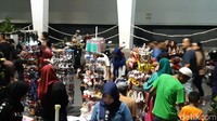 Kota Tua Jakarta di Sabtu malam sudah seperti pasar malam, terutama di kawasan Kali Besarnya, amat riuh (Masaul/detikcom)