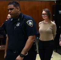 Benar saja, keluar dari penjara Anna bisa langsung mengantongi banyak uang dari hasil kerjasamanya dengan Netflix. Media streaming digital itu membayar Anna US$ 320 ribu atau Rp 4,5 miliar untuk mengangkat ceritanya ketika menjadi sosialita gadungan yang diproduseri oleh Shonda Rhimes.Foto: TIMOTHY A. CLARY / AFP