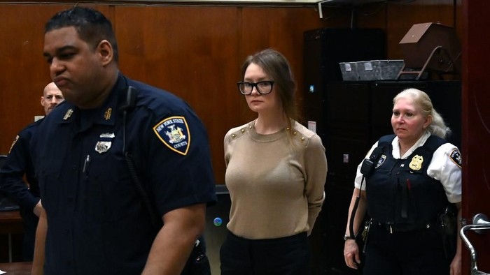 Fake German heiress Anna Sorokin arrives in court  during her sentencing at Manhattan Supreme Court May 9, 2019 following her conviction last month on multiple counts of grand larceny and theft of services (Photo by TIMOTHY A. CLARY / AFP)