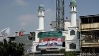 Salah satu spanduk kemenangan tersebut nampak terpampang di depan masjid.