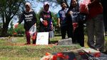 Suasana Haru Selimuti Tabur Bunga Peringatan Tragedi Mei 98
