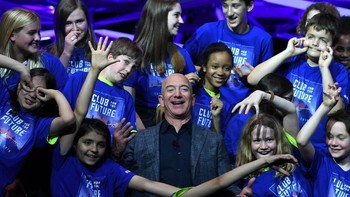 Dalam event ini, Bezos juga mengumumkan klub luar angkasa untuk anak-anak yang disebut Club for the Future. Foto: Reuters/Clodagh Kilcoyne