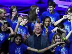 Melihat Ambisi Manusia Terkaya Menaklukkan Bulan