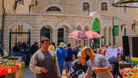 Menjadi masjid paling kuno di Nazaret, White Mosque menjadi pusat budaya dan agama yang penting. Masjid ini sangat mudah ditemukan karena berada di area pasar Center of Nazareth Old Market. (iStock)