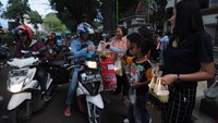 Sejumlah umat Katolik di Salatiga, Jawa Tengah, membagikan makanan untuk berbuka puasa kepada para pengendara yang melintas di depan Gereja Katolik Santo Paulus Miki di Salatiga. Antara Foto/Aloysius Jarot Nugroho.