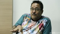 Beberapa tahun lalu ia pernah mengidap Bells Palsy dan kemudian ia harus kehilangan empedu.