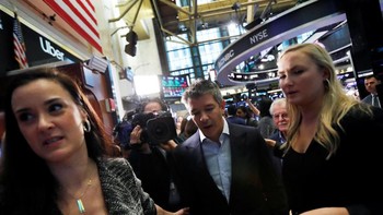 Tak heran meski bukan lagi sosok kunci, Kalanick tetap datang menyaksikan perusahaan yang dilahirkannya akhirnya menuai kejayaan dengan menjadi perusahaan publik bernilai sekitar USD 75 miliar. Foto: Getty Images