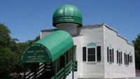 Mother Mosque of America disebut-sebut sebagai masjid pertama yang didirikan di Amerika Utara. Masjid yang pembangunannya selesai di tahun 1934 ini dibangun oleh sejumlah imigran Muslim yang datang ke Amerika. Hal itu membuat masjid ini juga dikenal sebagai masjid tertua di Negeri Paman Sam. Dok. Wikipedia.