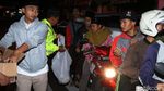 Menarik! Jaga Keamanan Polisi Bagikan Makan Sahur Gratis
