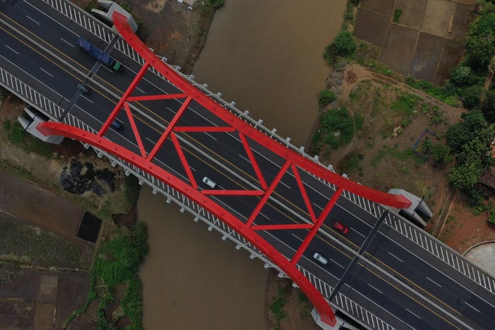 JALUR MUDIK TOL TRANS JAWA Foto udara Tol Trans Jawa di Jembatan Kali Kuto, Batang, Jawa Tengah, Minggu (12/5/19). Berdasarkan survei Balitbang Kemenhub, Tol Trans Jawa yang saat ini beroperasi sepanjang 964 km dari Merak-Probolinggo diperkirakan akan dilalui sekitar 1,72 juta pemudik. ANTARA FOTO/Puspa Perwitasari/ama.