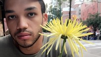 Didampingi segelas red wine dan Tabasco di hadapannya, kira-kira Justice lagi makan apa ya? Foto: Instagram standup4justice