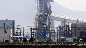 Jembatan Eshima Ohashi, Jepang. Bangunan ini menghubungkan beberapa wilayah administratif Jepang yang melewati danau Nakaumi. Disebut juga sebagai jembatan rollercoaster karena terlihat curam. Foto: via Trend Chaser