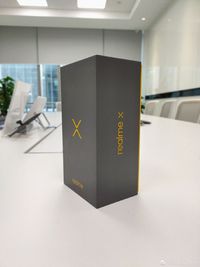 Kotak dari Realme X.