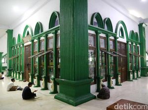 Melihat Aktivitas Ziarah di Makam Mbah Priok Saat Ramadhan