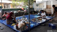 Sejumlah warga sedang memasak bubur sayur untuk menu buka puasa di Masjid Sabilurrosyaad, Dusun Kauman, Desa Wijirejo, Kecamatan Pandak, Bantul, Senin (13/5/2019).
