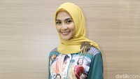 Maudy mengaku masih belajar untuk menutup auratnya itu.