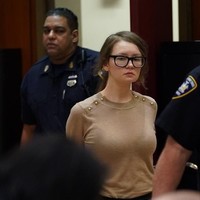 Berpenampilan mewah layaknya sosialita, Anna menipu banyak orang dengan berhutang di banyak tempat di New York. Salah satu temannya bahkan tertipu membayarkan US$ 60 ribu untuk tagihan hotel. Foto: TIMOTHY A. CLARY / AFP