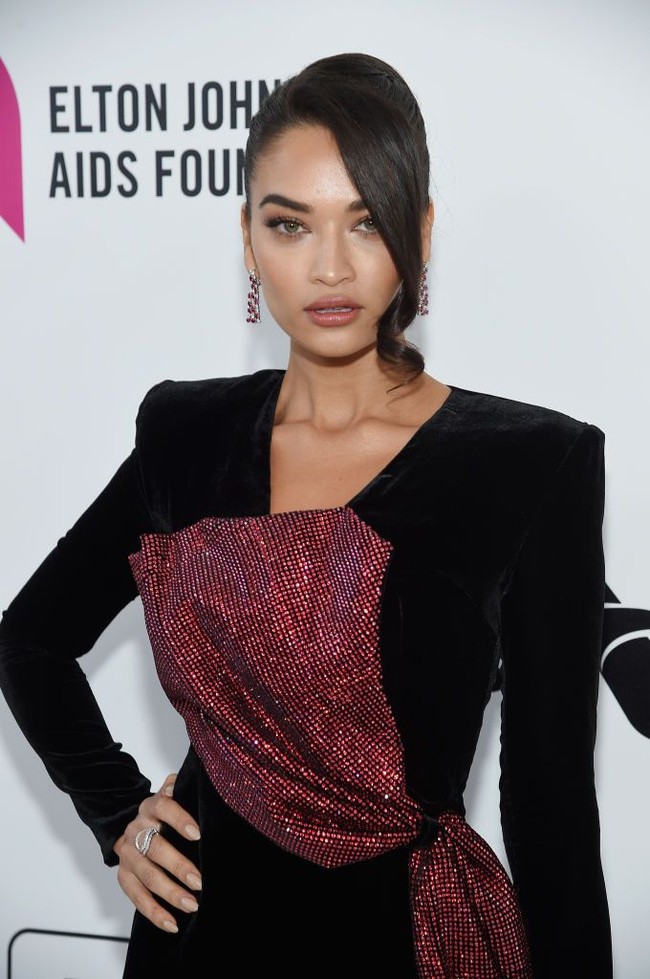 Tidak banyak orang tahu kalau Shanina Shaik yang berasal dari Australia ini memiliki orangtua beragama Islam. Dalam wawancara dengan Vogue, Shanina pun mengungkapkan dirinya dan saudara laki-lakinya dibesarkan ayahnya yang keturunan Pakistan - Arab Saudi, sebagai muslim. Foto: Getty Images