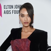 Tidak banyak orang tahu kalau Shanina Shaik yang berasal dari Australia ini memiliki orangtua beragama Islam. Dalam wawancara dengan Vogue, Shanina pun mengungkapkan dirinya dan saudara laki-lakinya dibesarkan ayahnya yang keturunan Pakistan - Arab Saudi, sebagai muslim. Foto: Getty Images