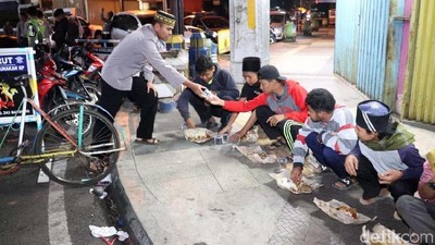 Menarik! Jaga Keamanan Polisi Bagikan Makan Sahur Gratis