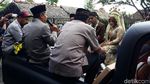 Unik Banget! Pasangan Ini Menikah di Mobil Bak Terbuka