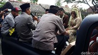 Setelah siap melaksanakan ijab qabul, mobil berwarna hitam doff ini tampak melaju dengan sangat pelan. Di saat bersamaan, penghulu langsung memulai prosesi ijab qabul di atas bak mobil Chevrolet C10 pickup yang tengah melaju meninggalkan area parkir Kampoeng Mataraman.