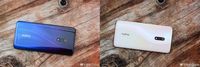 Realme X dengan pilihan warna gradasi ungu-biru dan putih.