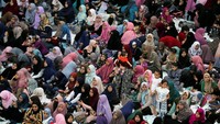 Tak hanya warga Mesir, beberapa warga negara Indonesia atau mahasiswa Indonesia juga terlihat berada di lokasi.