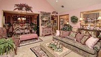 Tampilan ruangan ini tak ada bedanya dengan ruang tamu dan ruang santai sebelumnya. Dekorasinya pun sama. Sepertinya, pemilik rumah ini sangat suka bersantai. Istimewa/Dok. Boredpanda.