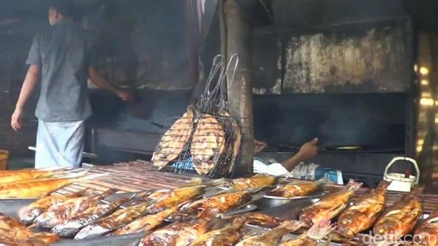 Beragam ikan asap di Pasar Beji/