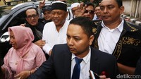 Eggi datang ditemani oleh sekitar 12 orang tim kuasa hukumnya.