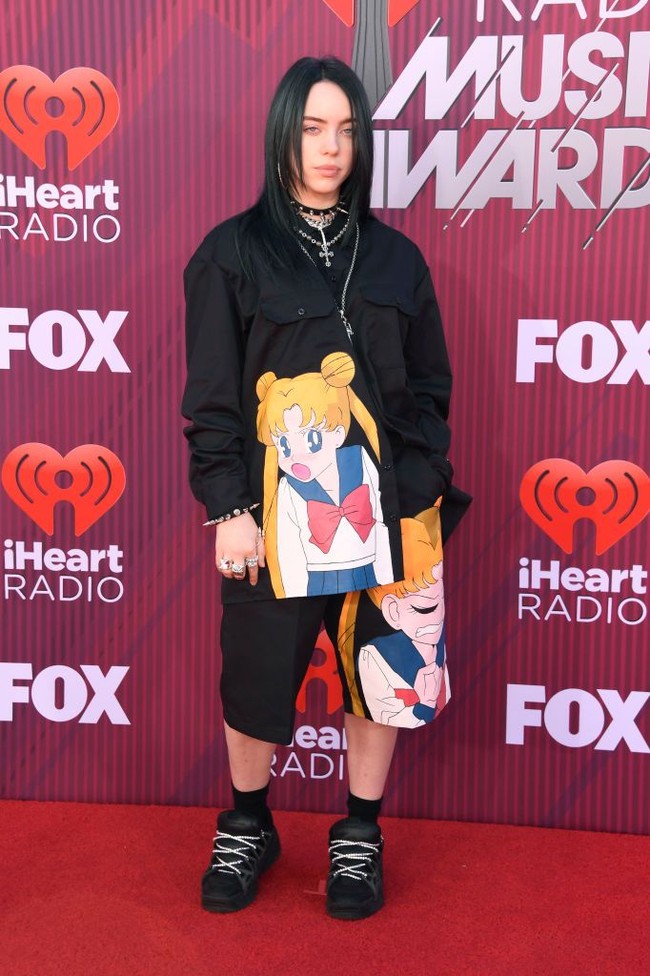 Tidak seperti kebanyakan penyanyi wanita Amerika yang suka menonjolkan keseksian dengan gaun ketat dan minim, Billie Eilish memilih tampil berbeda. Remaja 17 tahun ini selalu bergaya dengan busana longgar dan celana baggy. Foto: Getty Images