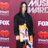 Tidak seperti kebanyakan penyanyi wanita Amerika yang suka menonjolkan keseksian dengan gaun ketat dan minim, Billie Eilish memilih tampil berbeda. Remaja 17 tahun ini selalu bergaya dengan busana longgar dan celana baggy. Foto: Getty Images