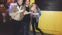 Habiskan malam di New York, Justice dan teman-temannya seperti sedang menikmati sandwich enak. Foto: Instagram standup4justice