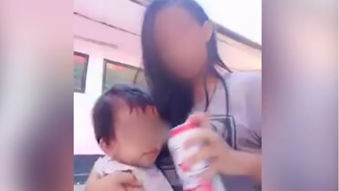 Balita diminumkan bir. Foto: Youtube Balita diminumkan bir. Foto: Youtube