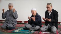 Imam Wang Ahong (kiri) dan para pengurus Masjid Qiyijie memimpin doa bersama. Mereka berharap di Bulan Ramadhan ini bisa sama-sama beribadah puasa dengan lancar dan gembira (Nur Musyafak/Istimewa/PPI Tiongkok)