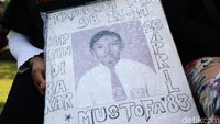 Usmiati (54), anaknya yang bernama Mustofa menjadi salah satu korban tragedi 98 di mall klender. 