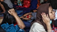Warga tertidur di tenda pengungsian.
