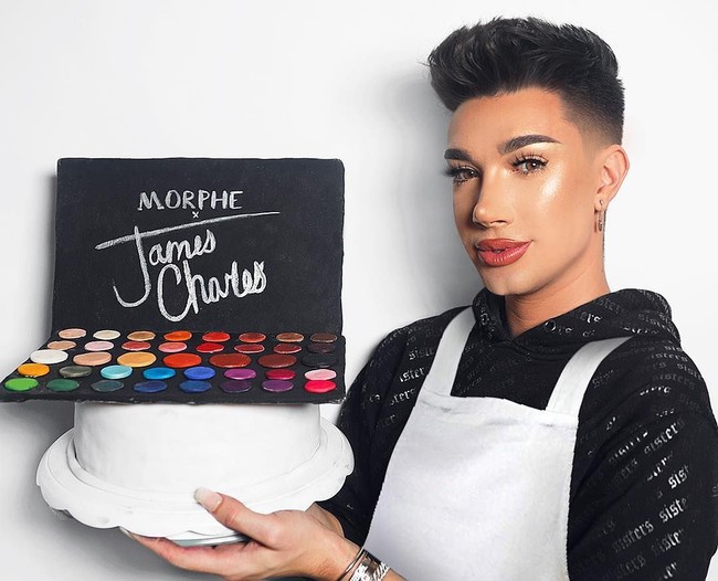 Saat palette eyeshadow James Charles yang berkolaborasi dengan Morphe rilis di 2018, pria 20 tahun itu dinyinyirin netizen karena foto swatches palettenya dianggap hasil editan. Dalam foto tersebut, warna eyeshadownya terlalu intens, sementara dalam Instagram Story James, warnanya tidak seintens seperti yang ada di fotonya.  Foto: Instagram @jamescharles