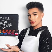 Saat palette eyeshadow James Charles yang berkolaborasi dengan Morphe rilis di 2018, pria 20 tahun itu dinyinyirin netizen karena foto swatches palettenya dianggap hasil editan. Dalam foto tersebut, warna eyeshadownya terlalu intens, sementara dalam Instagram Story James, warnanya tidak seintens seperti yang ada di fotonya.  Foto: Instagram @jamescharles