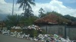 Duh, Joroknya! Sampah Numpuk di Pinggir Jalanan Garut